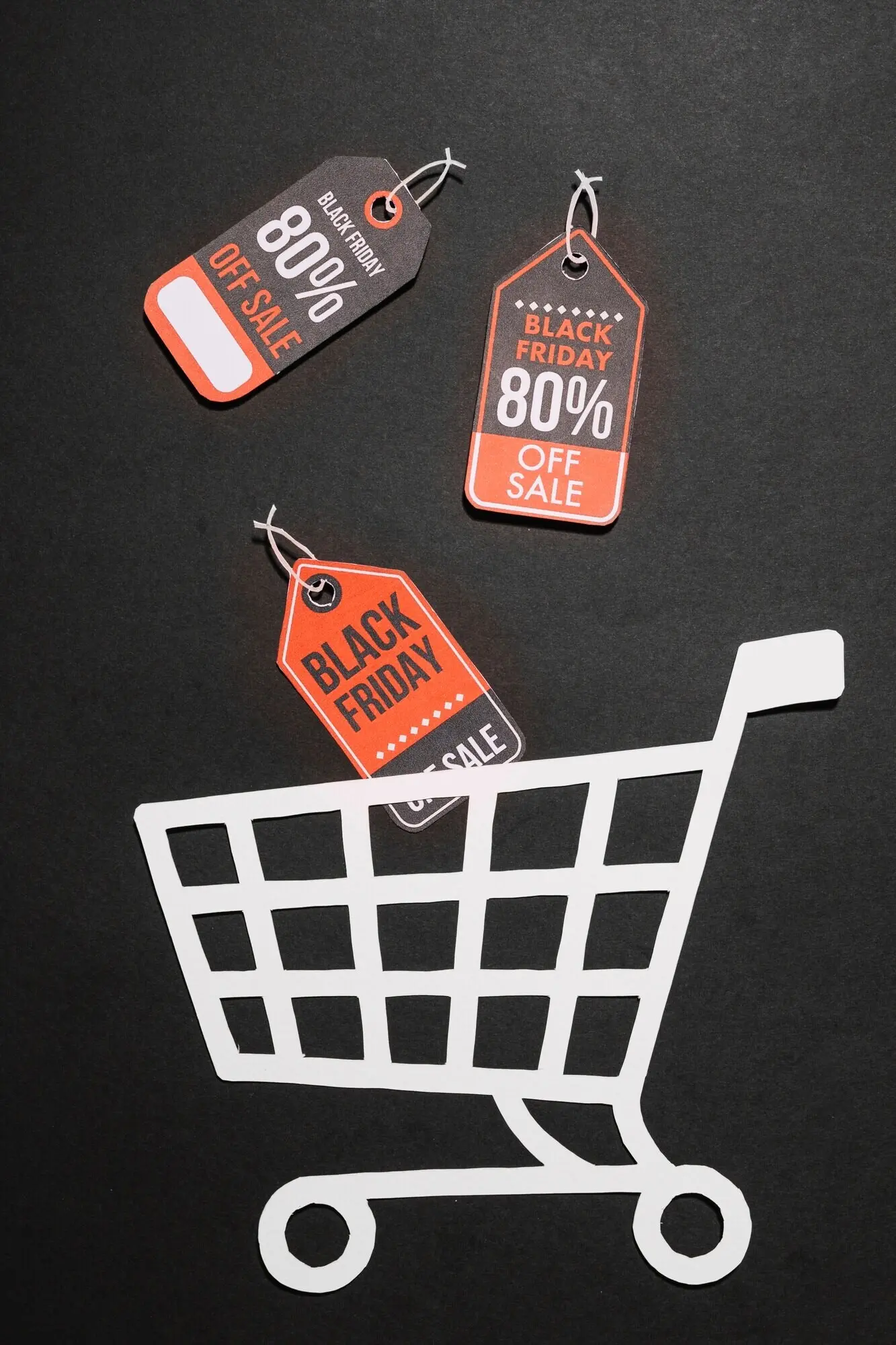 Цветные этикетки со скидками и тележка для покупок