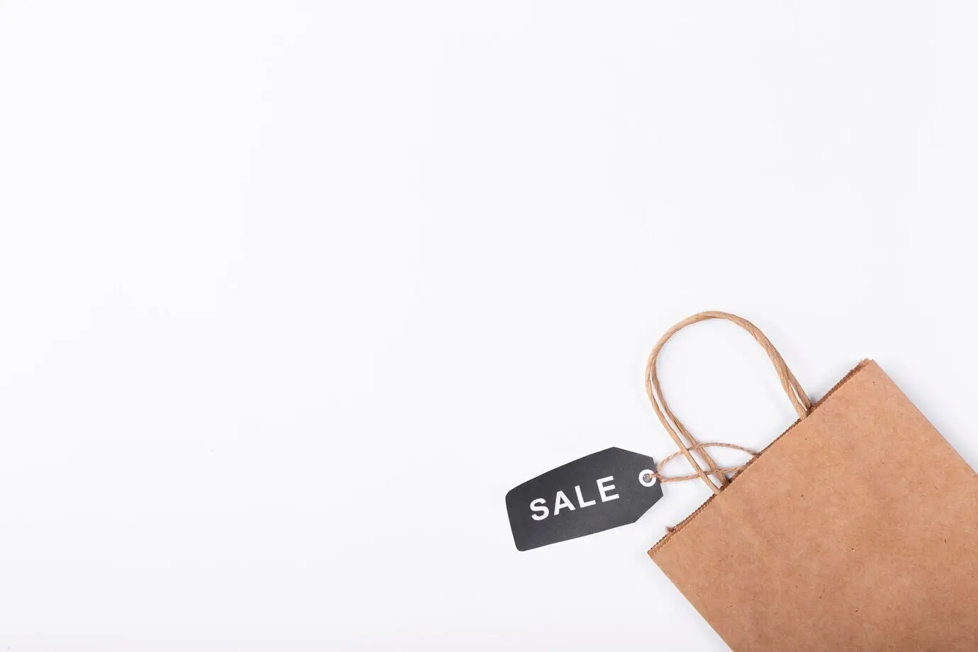 Бумажный пакет коричневого цвета с чёрной биркой распродажи